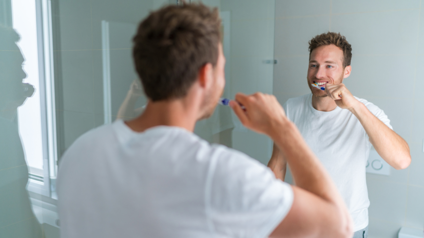 Förutom att borsta tänderna minst två gånger om dagen är det viktigt att hålla rent mellan tänderna. Foto: Shutterstock